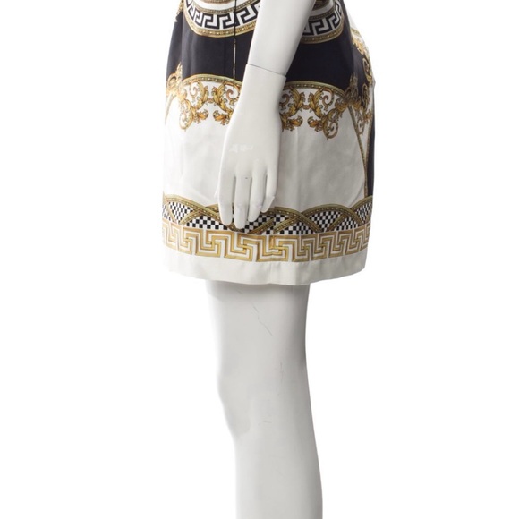 VERSACE coupe de Deaux mini shorts - Picture 3 of 9